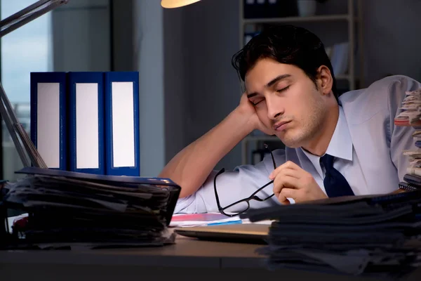 Jeune homme d'affaires travaillant des heures supplémentaires tard dans le bureau — Photo