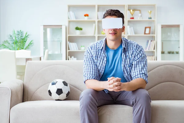 Человек в виртуальных очках виртуальной реальности смотрит футбол — стоковое фото