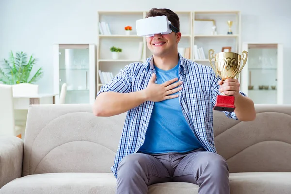 Muž ve virtuální realitě VR brýle obdrží cenu pohár — Stock fotografie
