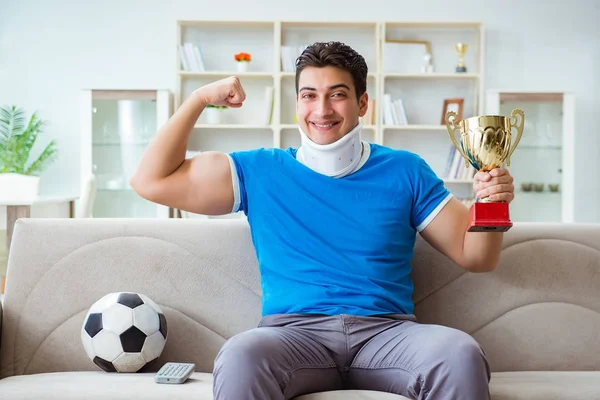 Homme avec blessure au cou regarder le football à la maison — Photo