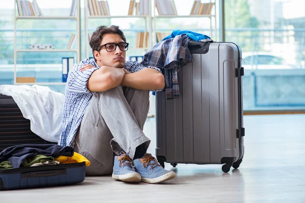Genç adam tatil için hazırlanıyor.