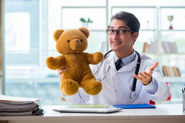 Pediatra z zabawką w biurze — Zdjęcie stockowe