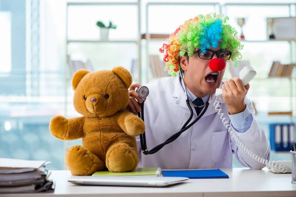 Lustiger Kinderarzt mit Spielzeug in der Klinik — Stockfoto