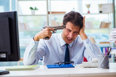 İntihar etmeyi düşünen silahlı kızgın bir işadamı.