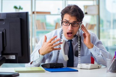 Mutsuz kızgın çağrı merkezi çalışanı iş yükünden hayal kırıklığına uğradı