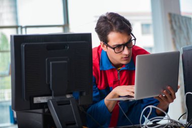 IT atölyesinde bilgisayar tamircisi çalışıyor