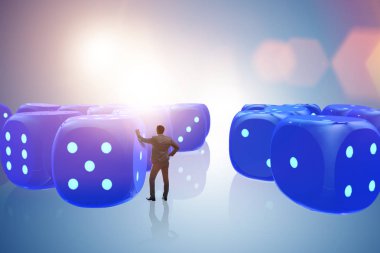 İş adamı iş dünyasının başarılı olma şansını düşünüyor.