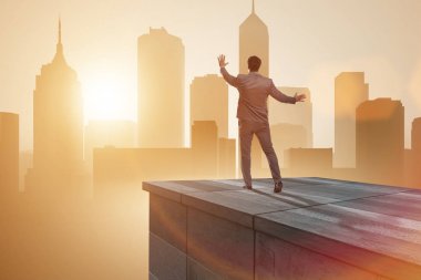 İş adamı iş konseptinde yeni zorluklara hazır