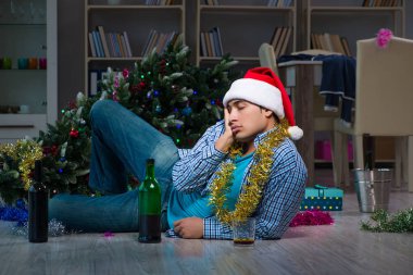 Adam Noel 'i evde yalnız kutluyor.