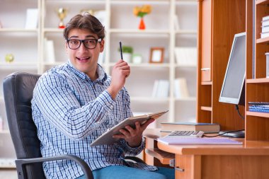 Bilgisayar masasında genç bir öğrenci