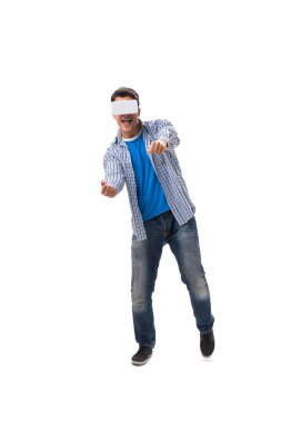 Sanal gerçeklik gözlüğü takan genç adam.