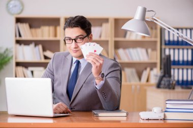 İşadamı işte kumar oynuyor.