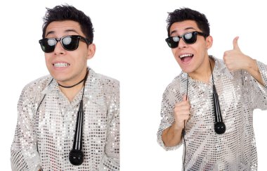 Mikrofonu olan adam beyazda izole.