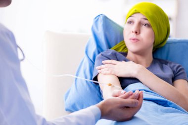 Clini 'de tıbbi konsültasyon için doktoru ziyaret eden kanser hastası.