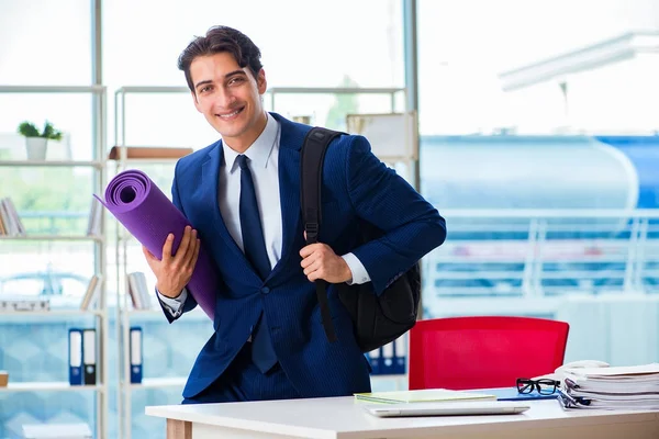 Mann bereitet sich im Büro auf Sportpause vor — Stockfoto