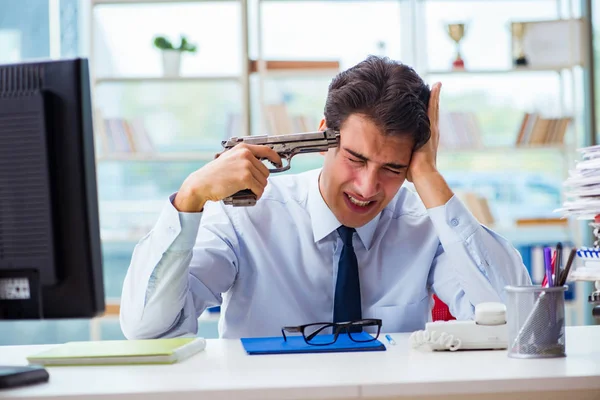 Hombre de negocios enojado con pistola pensando en suicidarse — Foto de Stock