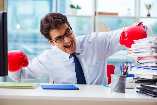 Geschäftsmann mit Boxhandschuhen im Büro — Stockfoto