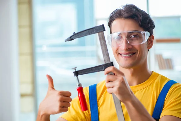 Möbeltischler arbeitet in der Werkstatt — Stockfoto