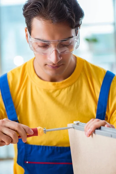 Möbeltischler arbeitet in der Werkstatt — Stockfoto