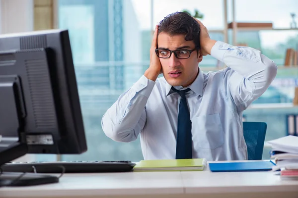 Hombre de negocios infeliz sentado en el escritorio en la oficina —  Fotos de Stock
