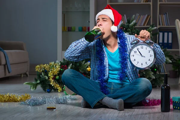 Ο άνθρωπος γιορτάζει τα Χριστούγεννα μόνος στο σπίτι — Φωτογραφία Αρχείου