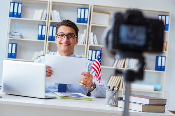 Homme d'affaires faisant webcast avec feuille blanche de papier — Photo