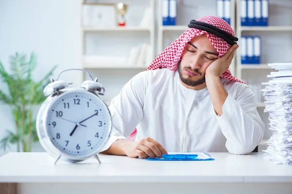 Empresario árabe trabajando en la oficina haciendo papeleo con un pi — Foto de Stock