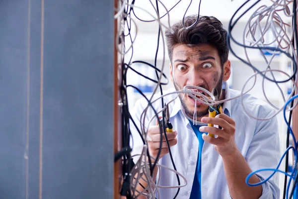 Reparador de computador trabalhando na reparação de rede em oficina de TI — Fotografia de Stock