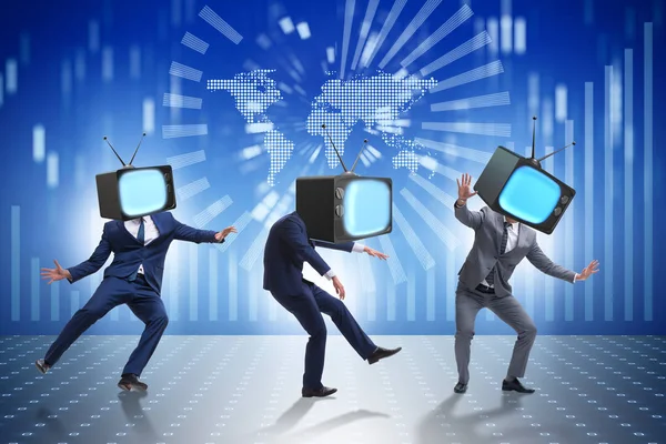 Concept zombie médias avec l'homme et le téléviseur au lieu de la tête — Photo