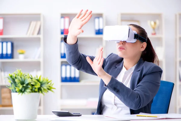 Mujer de negocios con gafas de realidad virtual en la oficina — Foto de Stock