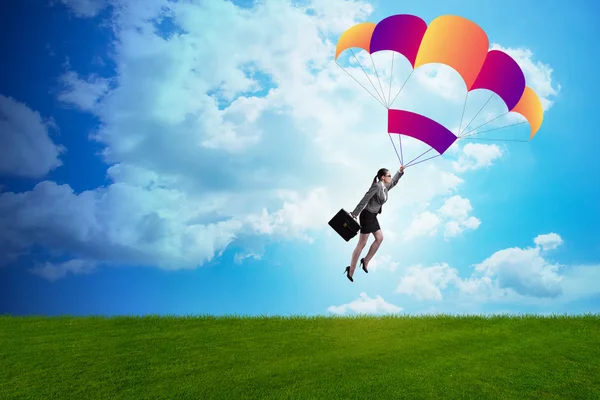 Бізнес-леді летить на парашуті в бізнес-концепції — стокове фото