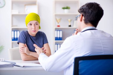 Clini 'de tıbbi konsültasyon için doktoru ziyaret eden kanser hastası.