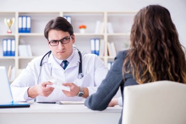 Sağlık sigortası dolandırıcılığı konseptinde genç doktor