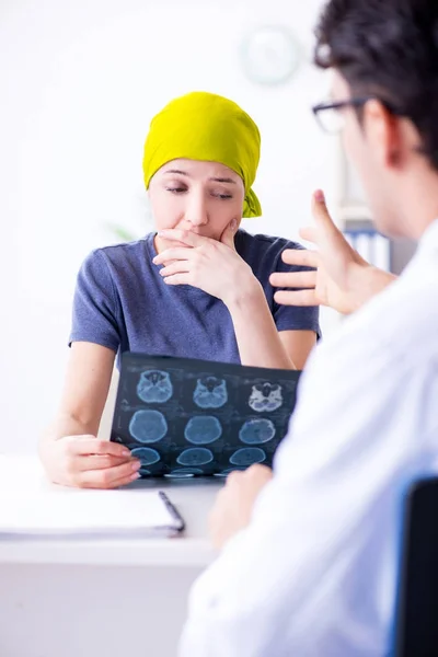 Krebspatient zum Arztbesuch in Kliniken — Stockfoto