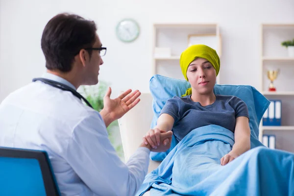 Krebspatient zum Arztbesuch in Kliniken — Stockfoto