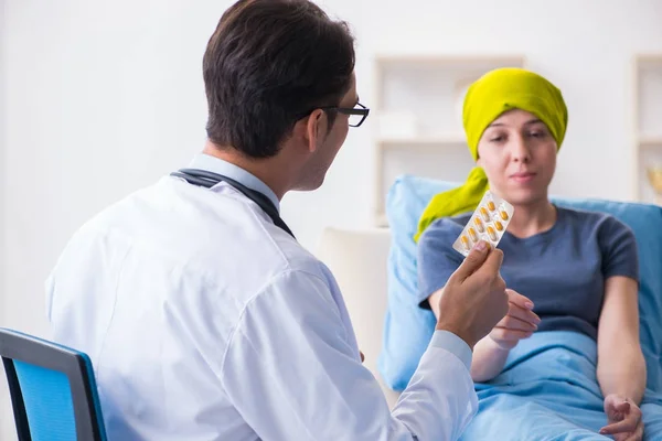 Paciente oncológico visita médico para consulta médica em clínica — Fotografia de Stock