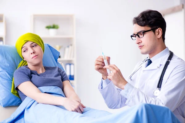 Krebspatient zum Arztbesuch in Kliniken — Stockfoto