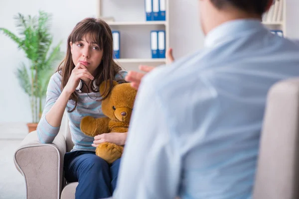 Patient visite psychiatre médecin pour examen — Photo