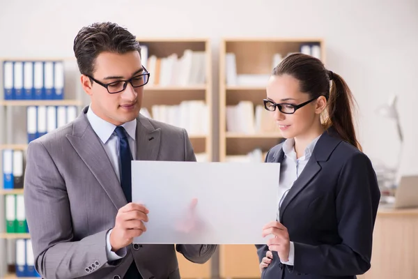 Empresario y empresaria discutiendo en el cargo — Foto de Stock