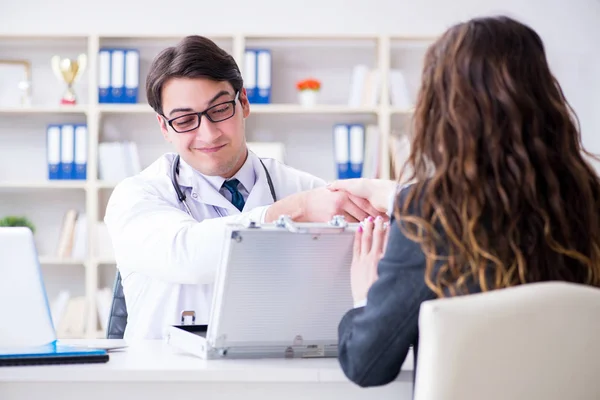 Joven doctor en concepto de fraude de seguros médicos — Foto de Stock