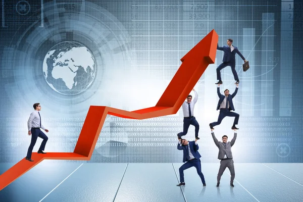 Podnikatel podporující růst v ekonomice na grafu — Stock fotografie