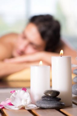 Kaplıca sırasında genç yakışıklı bir adam.