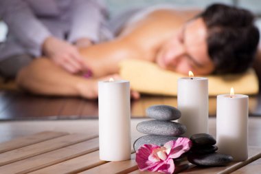 Kaplıca sırasında genç yakışıklı bir adam.