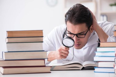 Tıp öğrencisi üniversite sınavlarına hazırlanıyor.