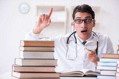 Tıp öğrencisi üniversite sınavlarına hazırlanıyor.