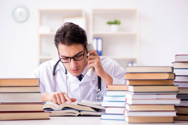 Tıp öğrencisi üniversite sınavlarına hazırlanıyor.