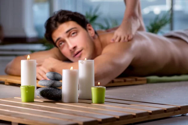 Jovem homem bonito durante o procedimento de spa — Fotografia de Stock