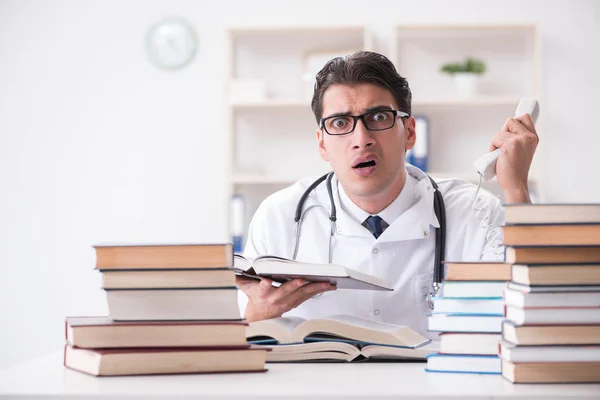 Medizinstudent bereitet sich auf Uni-Prüfungen vor — Stockfoto