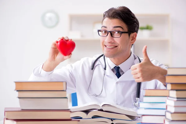 Estudiante de medicina preparándose para exámenes universitarios —  Fotos de Stock