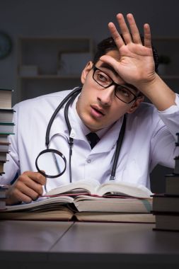 Geceleri üniversite sınavlarına hazırlanan bir tıp öğrencisi.